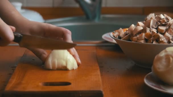 Chef cortando una cebolla con un cuchillo — Vídeos de Stock