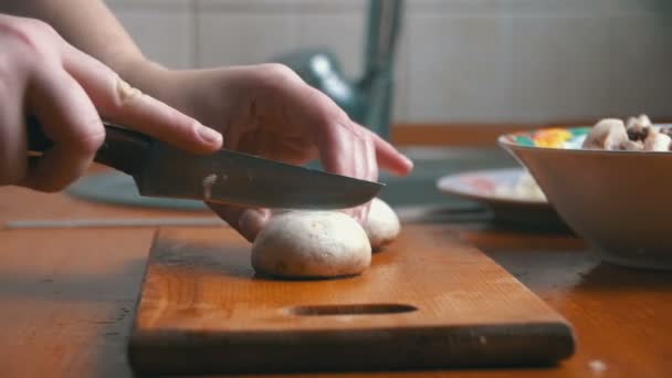 부엌 보드에 버섯을 슬라이스 — 비디오