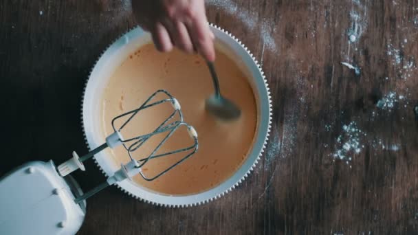 Ovanifrån häller ett glas grädde i degen — Stockvideo