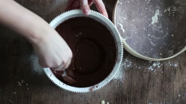 Ovanifrån omrörning choklad cookie degen med en sked i en vit plast skål — Stockvideo