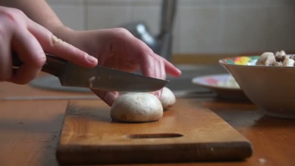 Champignons snijden op een bord van de keuken — Stockvideo