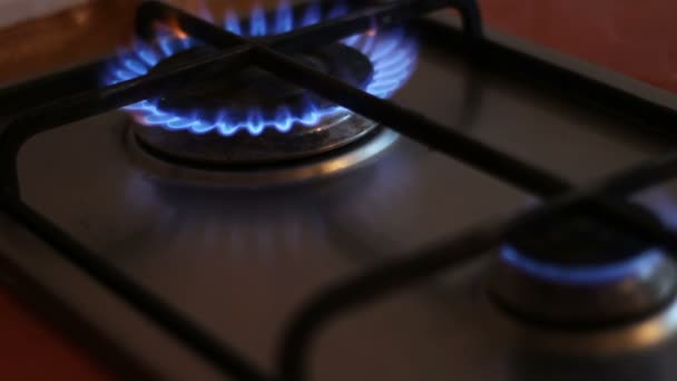 Brûler les flammes bleues d'un poêle à gaz — Video