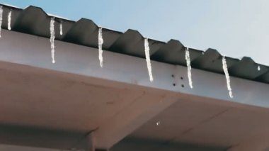 Çok erime buz sarkıtları bir çatı üzerinde