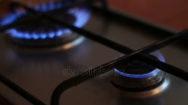 Bir gaz sobası, mavi alev yanan