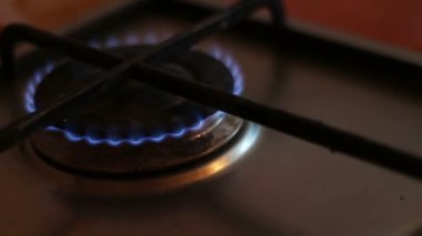 Bir gaz sobası, mavi alev yanan