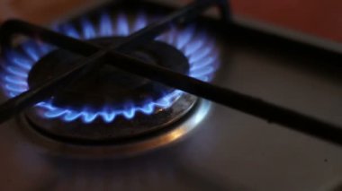 Bir gaz sobası, mavi alev yanan