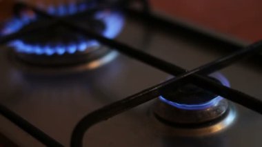 Bir gaz sobası, mavi alev yanan