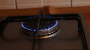 Bir gaz sobası, mavi alev yanan