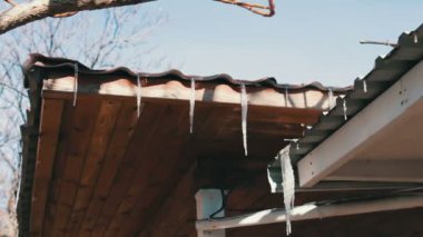 Çok erime buz sarkıtları bir çatı üzerinde