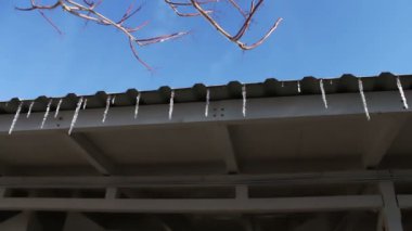 Çok erime buz sarkıtları bir çatı üzerinde