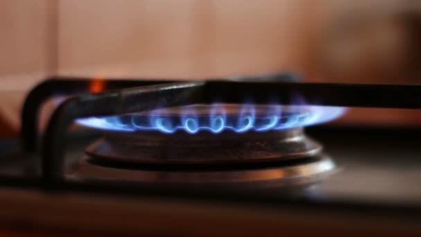 Brûler les flammes bleues d'un poêle à gaz — Video