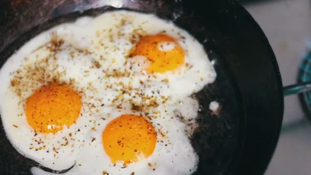 Koken eieren in een koekenpan. Bovenaanzicht. — Stockvideo