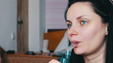 Kadın bir nebülizör evde astım ve akciğer hastalığı için kullanır.