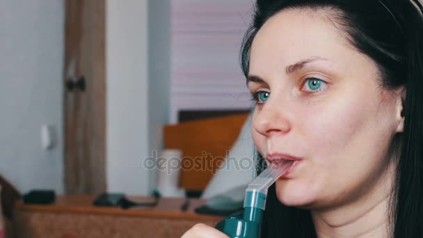 女人为哮喘和肺部疾病在家里使用雾化器 — 图库视频影像