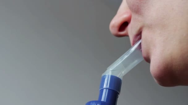 Девушка вдыхает лекарство от астмы через туманность — стоковое видео
