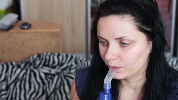 The girl with the disease asthma, using a nebuliser at home — Stock Video