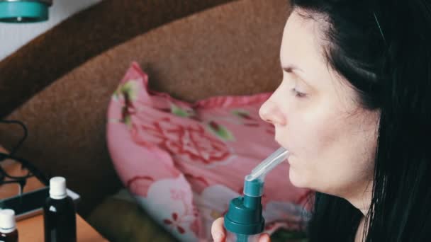 Dívka inhaluje lék na astma prostřednictvím nebulizátor — Stock video