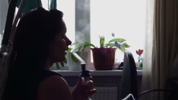 La chica con la enfermedad asma, usando un nebulizador en casa — Vídeos de Stock