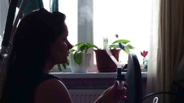 Женщина использует туманность при астме и легочных заболеваниях дома — стоковое видео
