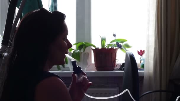 La chica con la enfermedad asma, usando un nebulizador en casa — Vídeos de Stock