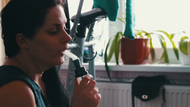 Das Mädchen inhaliert Asthma-Medikamente durch den Vernebler — Stockvideo