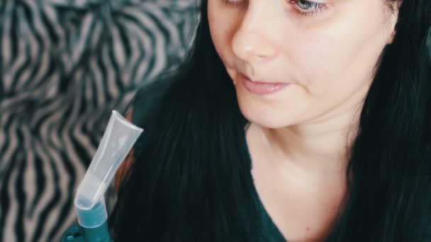 La fille inhale la médecine pour l'asthme à travers le nébuliseur — Video