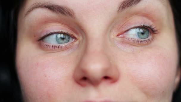 Emotionele gezicht van een prachtige groene-eyed jong meisje — Stockvideo