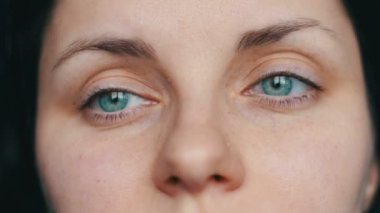 Yeşil gözler gülümseyen güzel bir kızın görünümü kapatın