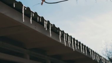 Çok erime buz sarkıtları bir çatı üzerinde