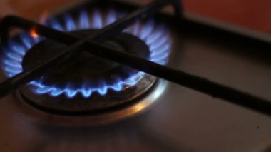 Bir gaz sobası, mavi alev yanan