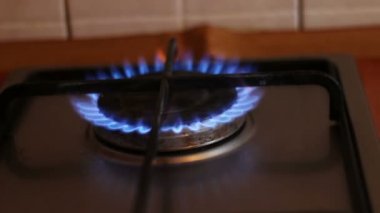 Bir gaz sobası, mavi alev yanan