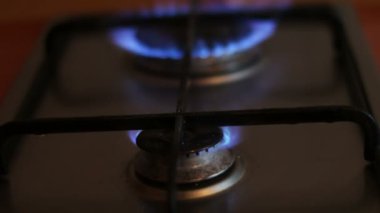 Bir gaz sobası, mavi alev yanan