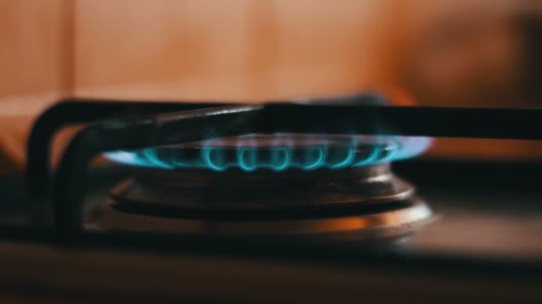 Brûler les flammes bleues d'un poêle à gaz — Video