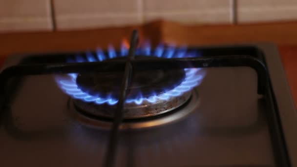 Brûler les flammes bleues d'un poêle à gaz — Video