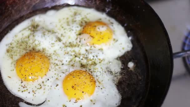 Koken eieren in een koekenpan. Bovenaanzicht. — Stockvideo