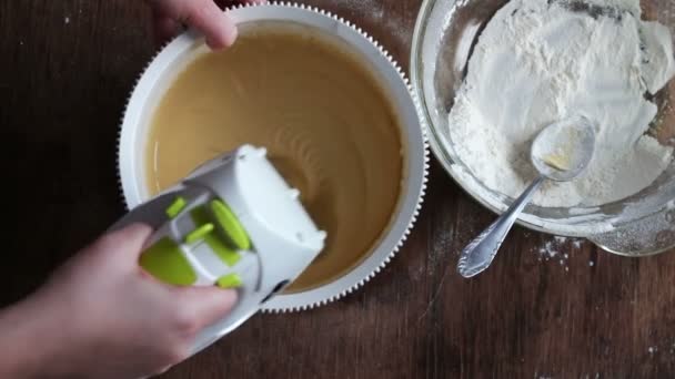 Teig mit dem elektrischen Rührgerät mischen. Kochen zu Hause. — Stockvideo