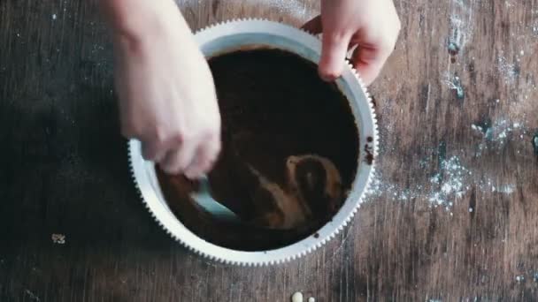 Vista superior revolviendo masa de galletas de chocolate con una cuchara en un tazón, vídeo acelerado — Vídeos de Stock