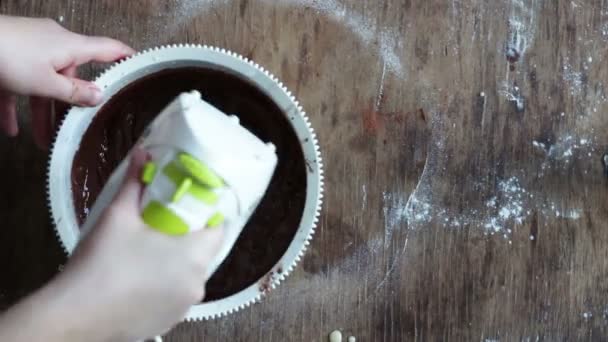 Çikolatalı kurabiye hamuru beyaz bir plastik kapta, hızlandırılmış video elektrikli karıştırıcı ile karıştırarak Üstten Görünüm — Stok video