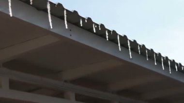 Çok erime buz sarkıtları bir çatı üzerinde