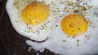 Bir tavada yumurta pişirme. Üstten Görünüm.