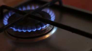 Bir gaz sobası, mavi alev yanan