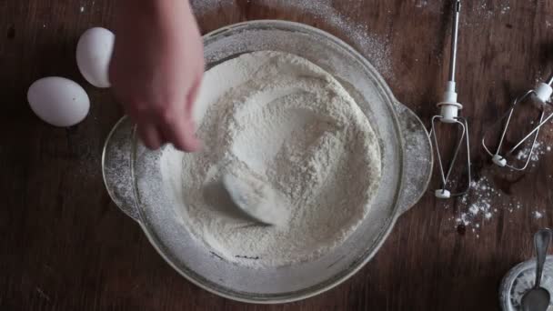 Vista dall'alto delle mani mescolato la farina con un cucchiaio . — Video Stock