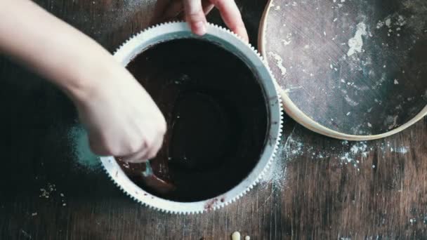 Vue du dessus en remuant la pâte à biscuits au chocolat avec une cuillère dans un bol en plastique blanc — Video