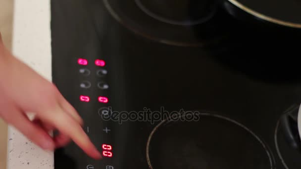 Plaque supérieure du poêle à induction, gros plan 