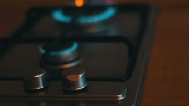 燃气灶的蓝色火焰燃烧 — 图库视频影像