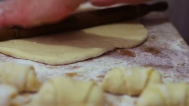 Hamur ile çalışan kadın. ev yapımı kruvasan yapma