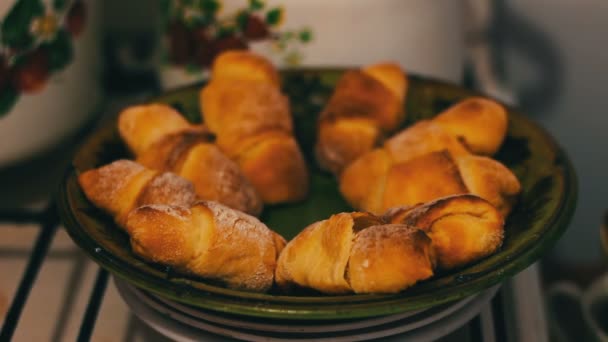 Croissant appena sfornati su un piatto in una cucina di casa — Video Stock