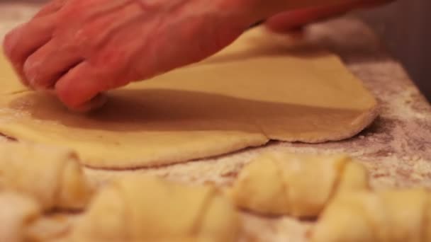 Жінка, що працює з тістом. виготовлення домашніх круасанів — стокове відео