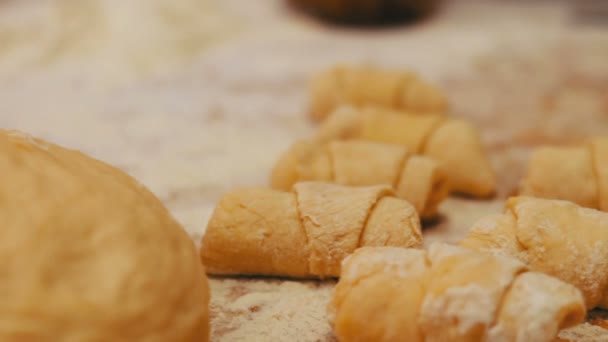 Ein frisch zubereitetes hausgemachtes Croissant aus dem Teig — Stockvideo