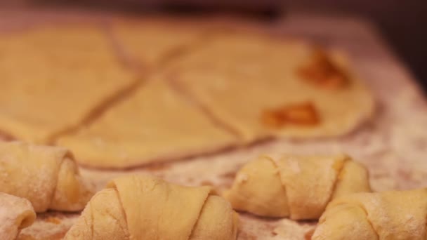 Жінка кладе свіжі шматочки тіста абрикосового варення — стокове відео